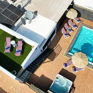 https://villa-aurelia-pool-jacuzzi-and-solarium.in-canary-islands.com